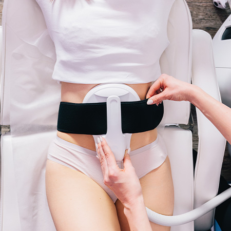 Frau liegt auf der EM-Bodyshaper liege